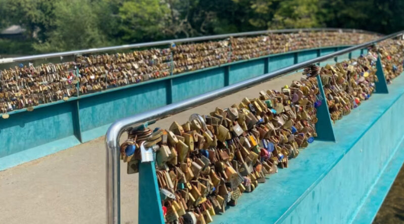 Liebesschlösser Brücke Derbyshire