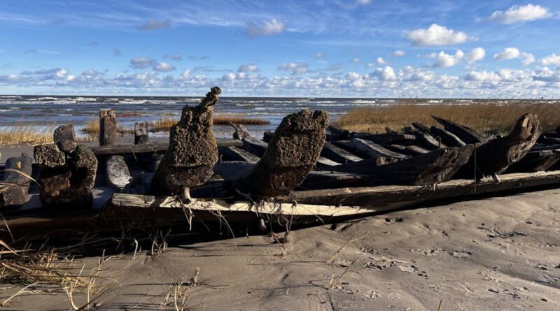 Ostsee-Sturm spült altes Schiffswrack an die Küste