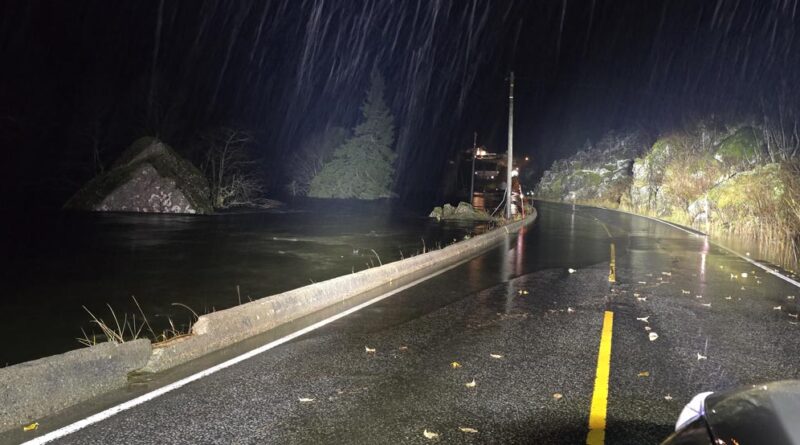 Überschwemmung und Erdrutsche in Norwegen, gesperrte Straßen