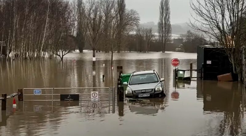 Wetterchaos in England: Überflutungen und Schneemassen im Mix